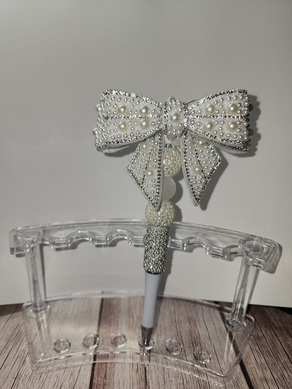 White Bow Pen
