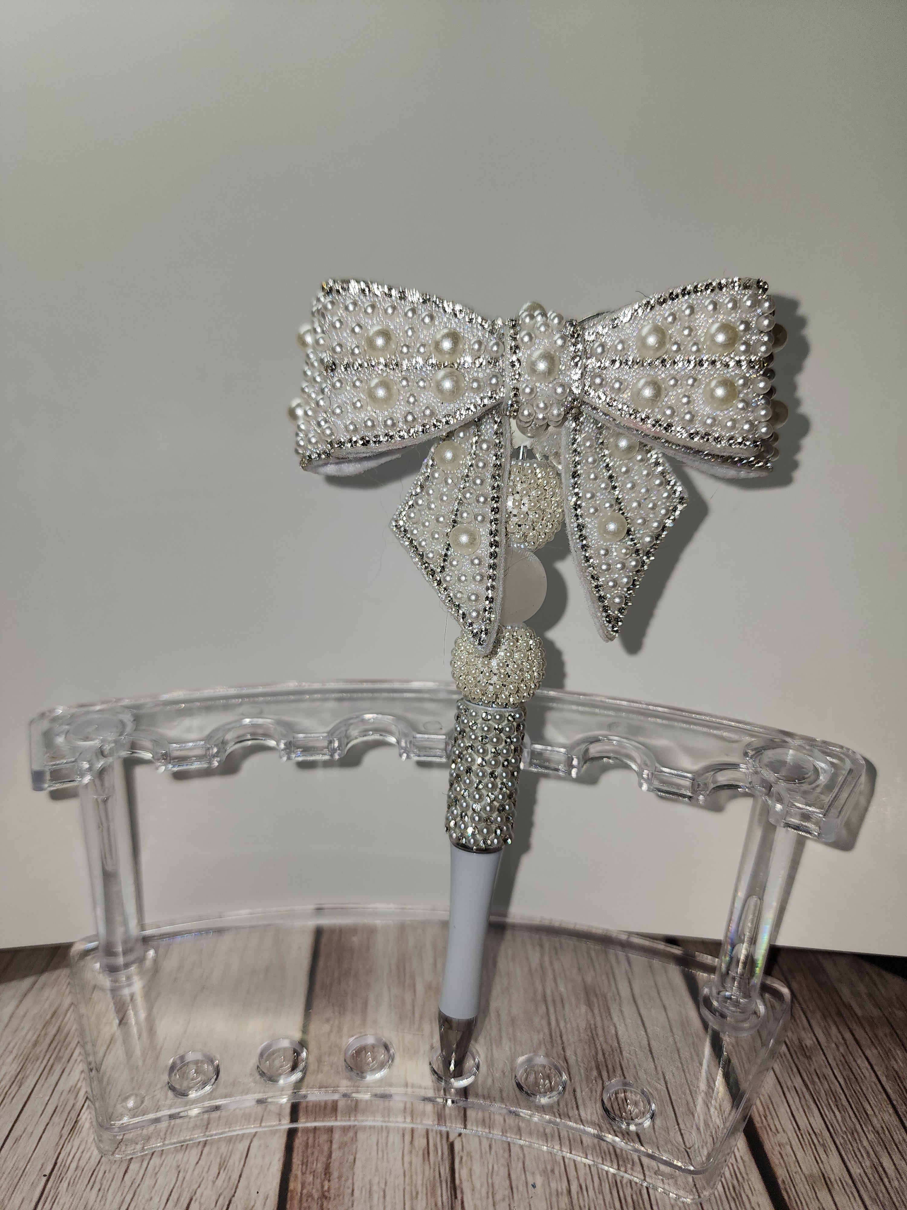 White Bow Pen